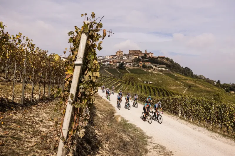Pedalare tra i filari: la guida vera all'e-bike nelle Langhe del Barolo